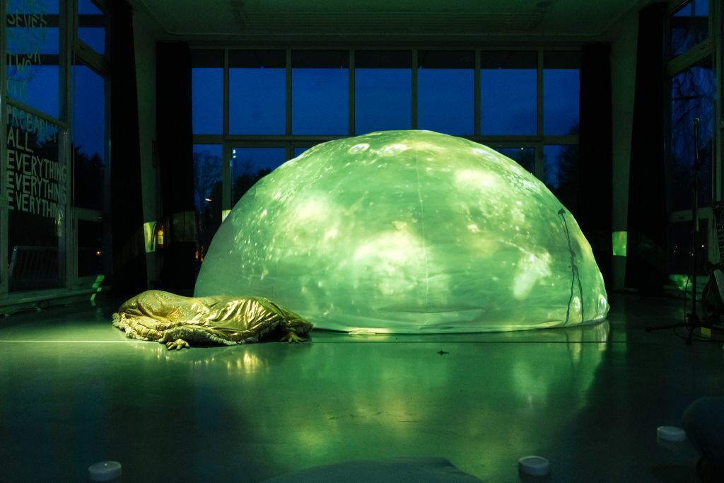 Lisa Horvath: 5,97 x 10&sup2;⁴ kg oder die Masse der Welt