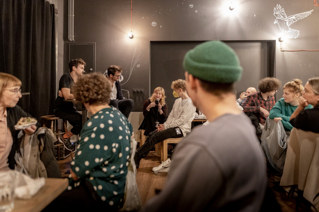 Mit K&uuml;nstler:innen von Humans and Demons